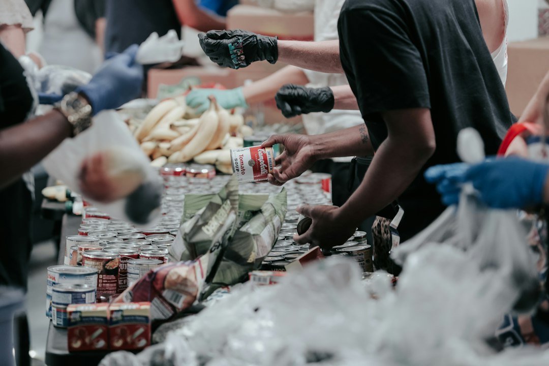Voluntários realizando ação comunitária; foto ilustrativa de Joel Muniz.